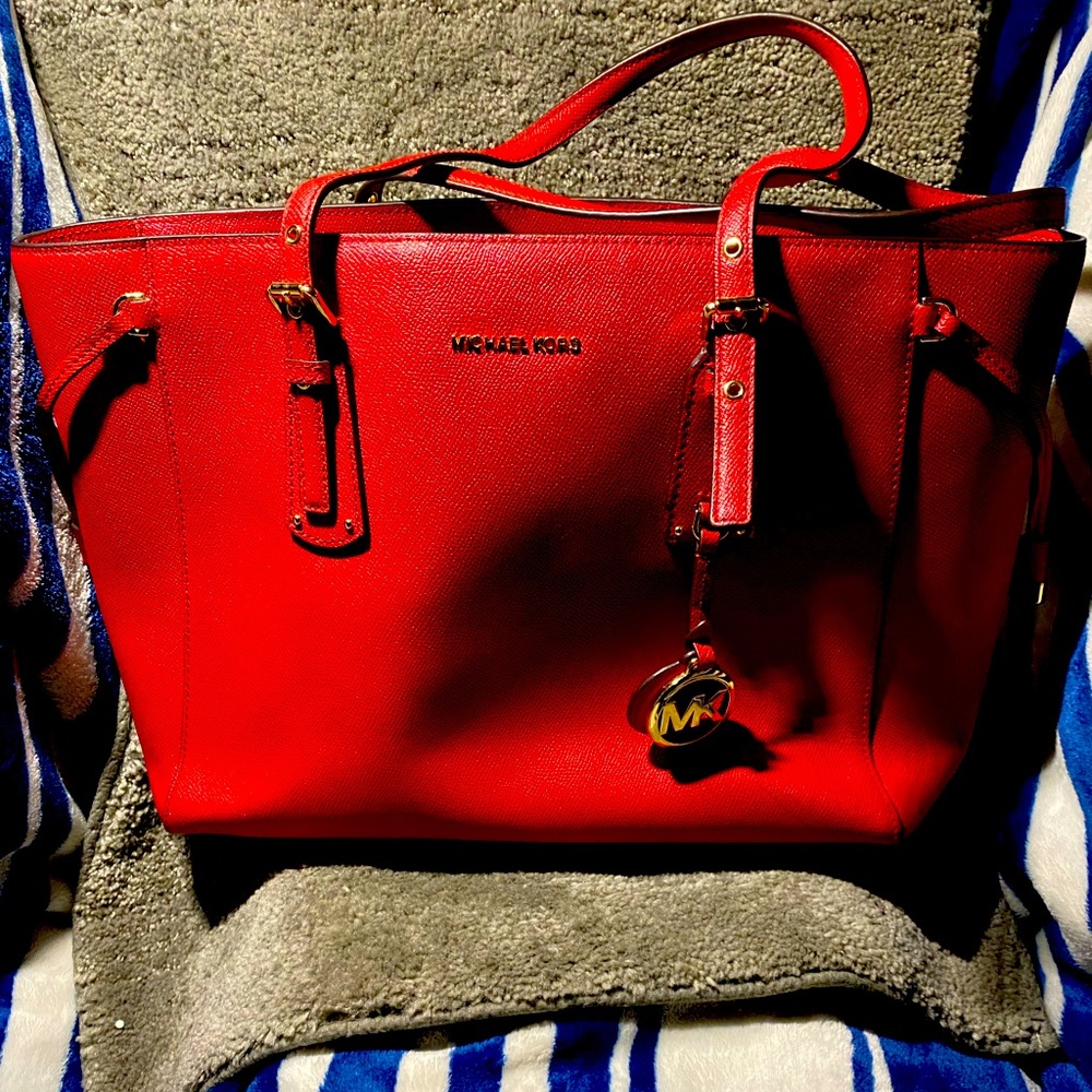 Michael Kors Voyager Leather Shoulder Bag in Crimson